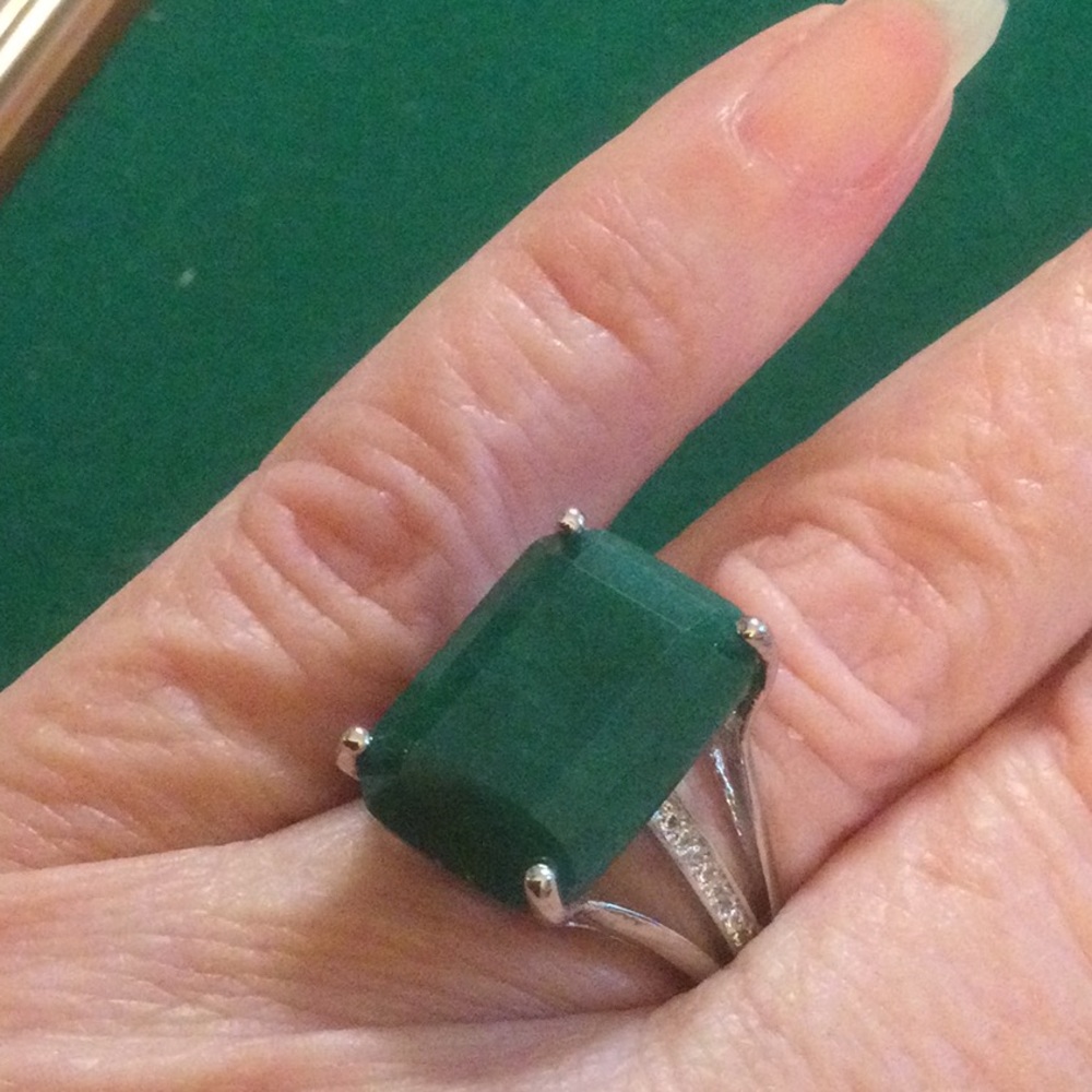 Amazing Emerald Cut Genuine Emerald at Wholesale - Picture 8 of 11